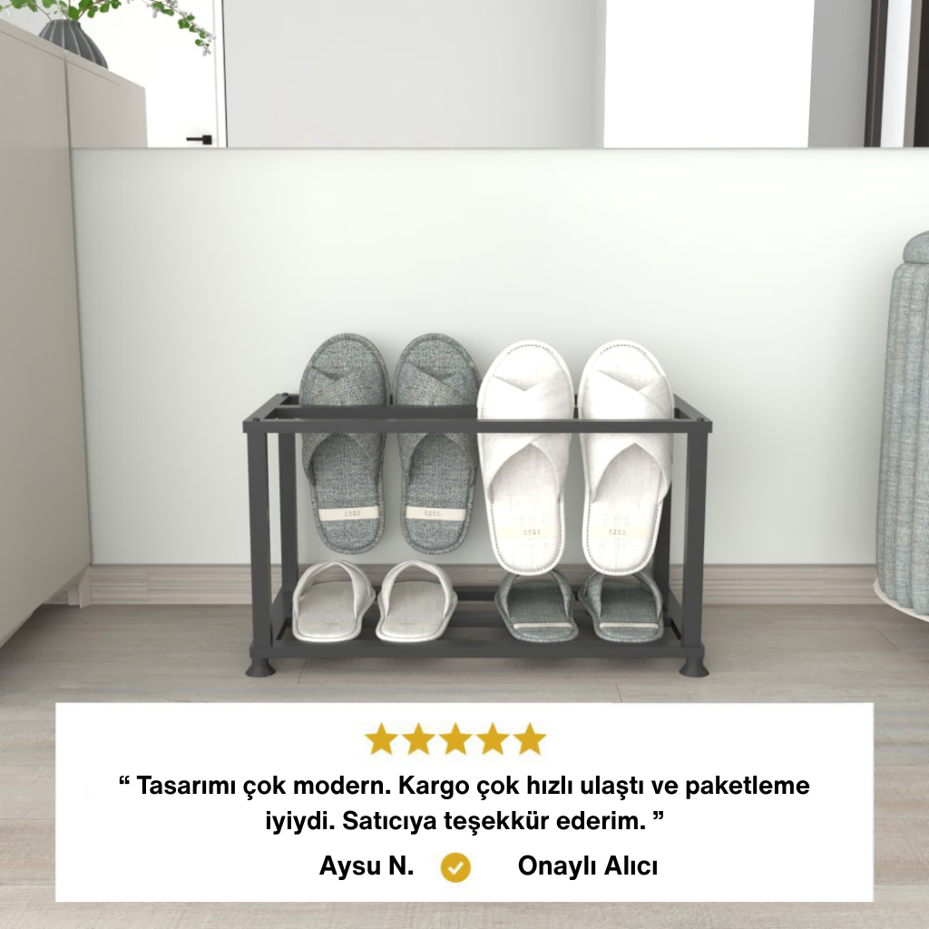 Siyah metal çerçeveli, iki katlı terlik standı üzerinde altı çift terlik. Alt kısımda Aysu N. adlı Onaylı Alıcı yorumu: "Tasarımı çok modern. Kargo çok hızlı ulaştı ve paketleme iyiydi."