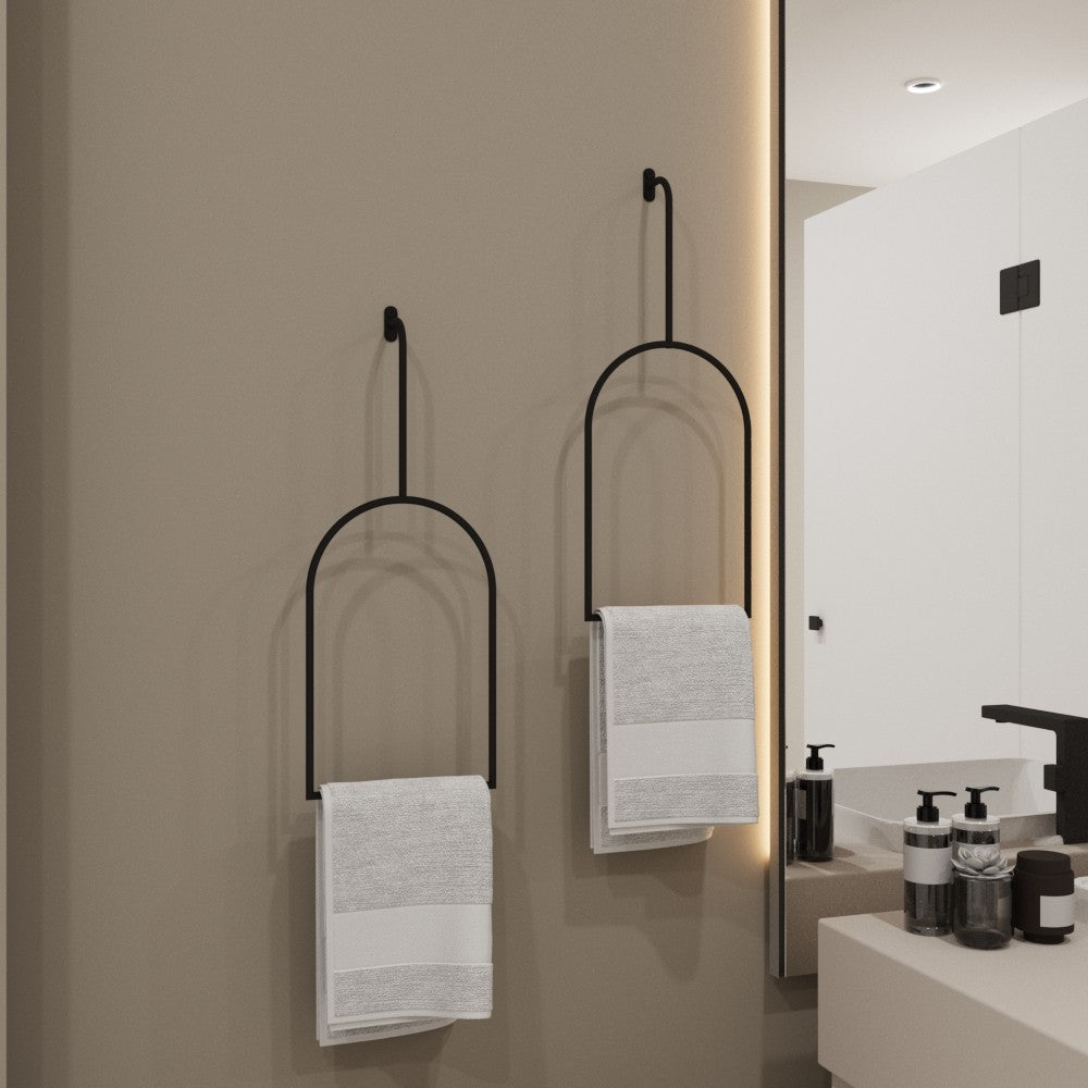 Nötr tonlara sahip modern bir banyoda minimalist havlu halkaları, şık ve yer tasarrufu sağlayan tasarımlarını sergiliyor.