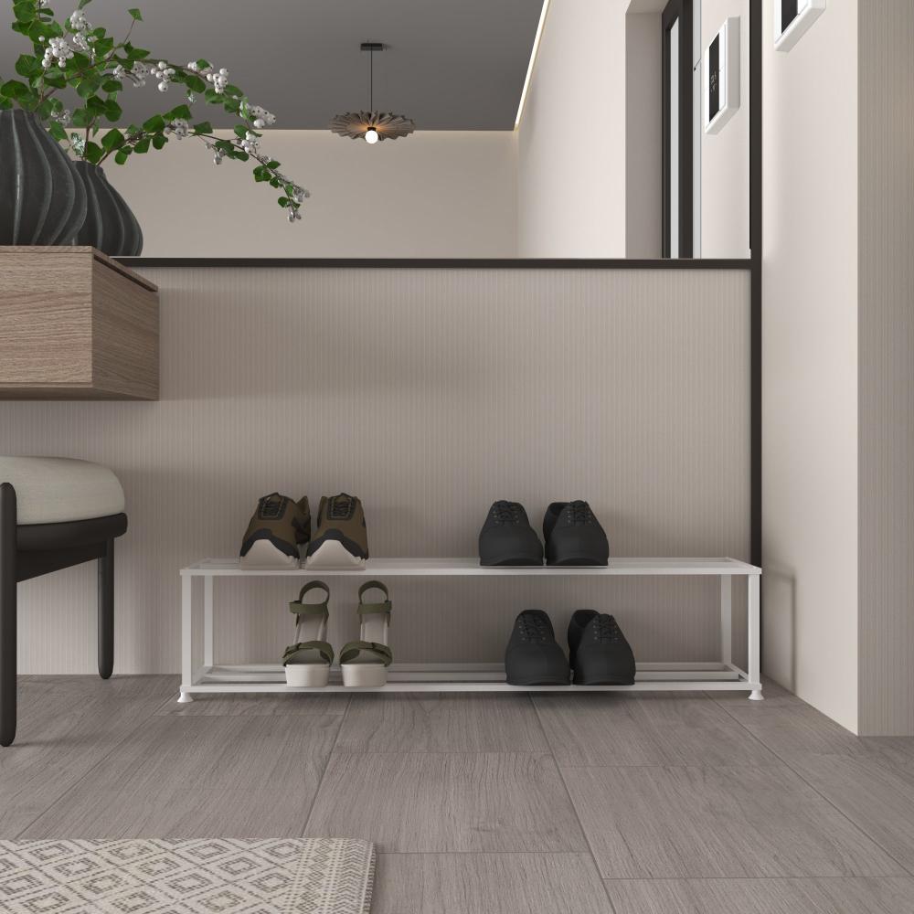 Modern bir giriş alanına yerleştirilmiş, beyaz bitişli şık ve minimalist bir metal ayakkabılık. Rafın iki katı da düzenli bir şekilde organize edilmiş ayakkabıları tutmaktadır; alt katta sandalet ve spor ayakkabılar, üst katta ise resmi ayakkabılar bulunmaktadır. Oda, saksı bitkisi ve modern bir aydınlatma armatürü dahil olmak üzere nötr tonlar ve çağdaş dekor ile hoş ve şık bir alan yaratmaktadır.