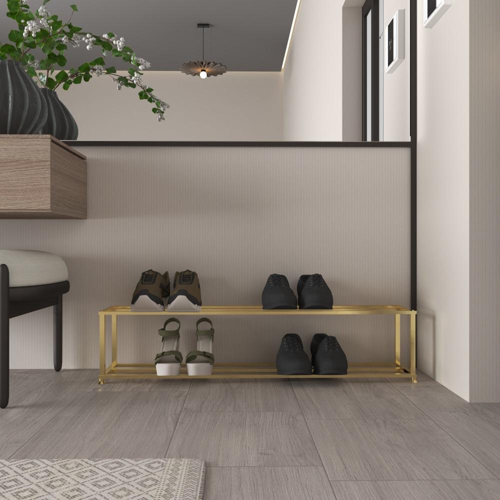Modern bir koridorda lüks altın rengi kaplamaya sahip modern, minimalist bir ayakkabılık. Rafın iki katının her birinde iki çift ayakkabı bulunmakta olup, işlevsel ve şık tasarımını sergilemektedir. Çevredeki dekorasyon, ahşap bir bank, koyu renkli bir vazoda yeşil bir bitki ve nötr tonlu bir duvar içerir, bu da mekanın zarafetini ve sadeliğini artırmaktadır.