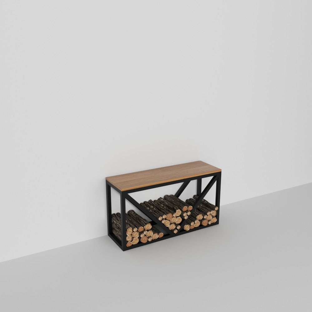 Beyaz bir alanda yer alan, ahşap bankı olan basit ve minimalist metal bir odunluk. Bankın altında düzenli bir şekilde istiflenmiş kütükler, pratik Beyaz bir alanda yer alan, ahşap bankı olan basit ve minimalist metal bir odunluk. Bankın altında düzenli bir şekilde istiflenmiş kütükler, pratik tasarımını gözler önüne seriyor.
