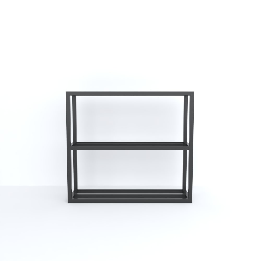 İki çift beyaz ve yeşil terlik içeren minimalist siyah metal bir terlik rafı, ahşap bir kapının ve örgülü bir bitki sepetinin yanında konumlandırılmış.