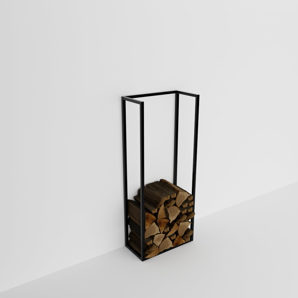 Ürün tasarımını vurgulamak için düz beyaz bir arka plan üzerinde sergilenen, istiflenmiş kütüklerle dolu minimalist siyah metal bir odunluk.