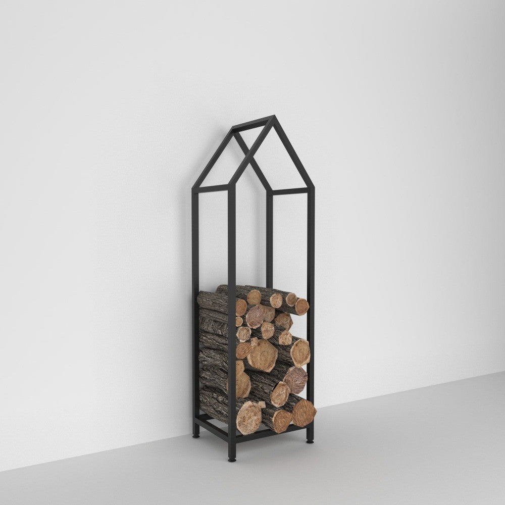 Minimalist siyah, ev şeklinde tasarlanmış bir odunluk, düz beyaz bir arka plana karşı düzenli bir şekilde istiflenmiş odunları sergiliyor.