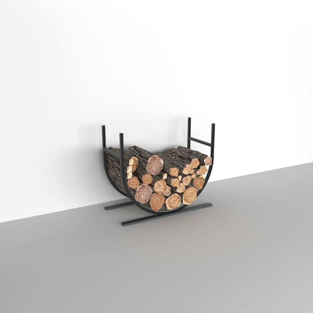 Beyaz bir duvara yaslanmış temiz gri bir yüzey üzerinde sergilenen, içine odunların doldurulduğu minimalist siyah metal bir odunluk.
