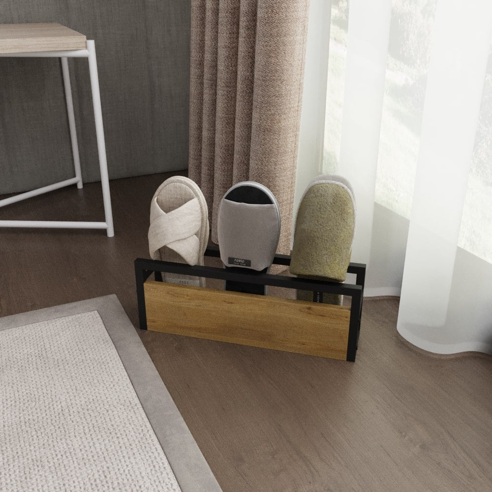 Ahşap ön panelli ve siyah metal çerçeveli modern bir terlik rafı, çeşitli renklerde terlikleri barındıran üç bölmeye sahip. Bej perdeli bir pencerenin önünde, rahat bir oda düzenlemesinde konumlandırılmış.