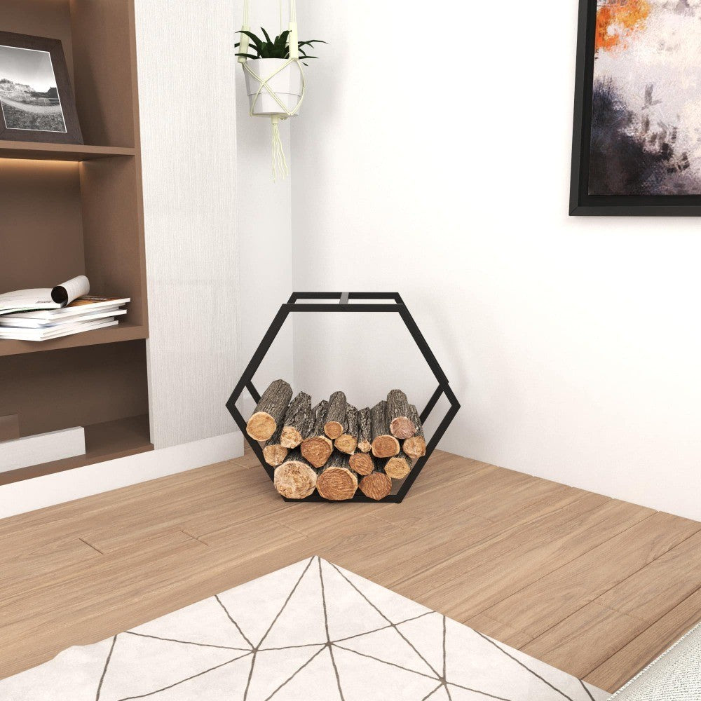 Şık bir oturma odasında, asılı bir saksı ve geometrik bir halının bulunduğu, içine düzenli bir şekilde istiflenmiş kütüklerin yerleştirildiği siyah metalden yapılmış modern altıgen şeklinde bir odunluk.