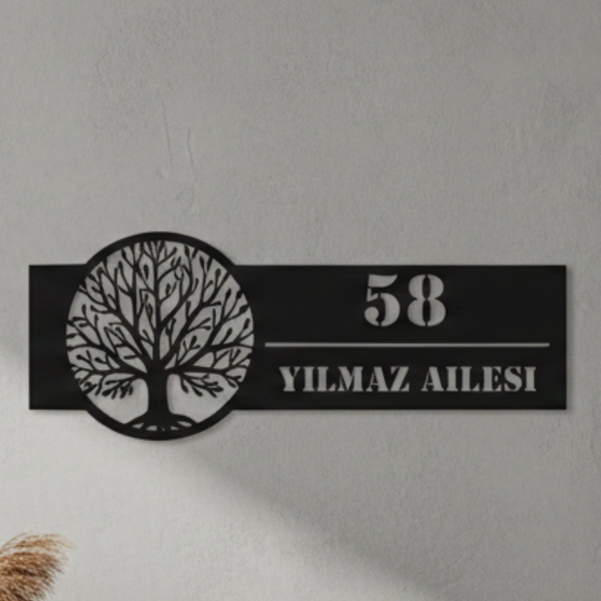 Yaşamın köklü birliğini simgeleyen hayat ağacı motifli, modern ve estetik hatlara sahip lazer kesim siyah metal kapı isimliği.
