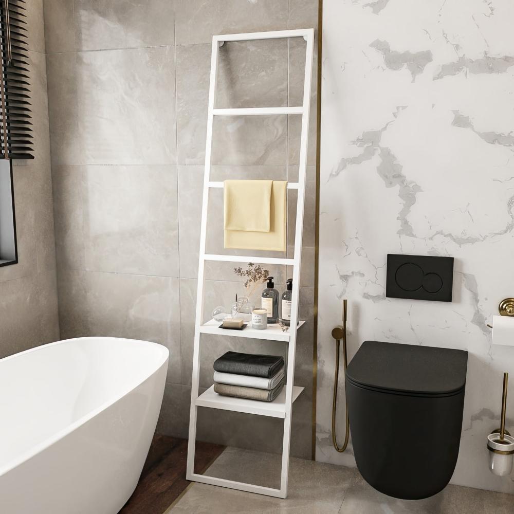 Açık ve ferah bir banyo iç mekanını tamamlayan, havluları ve banyo malzemelerini düzenlemek için kullanılan, iki raflı beyaz merdiven tarzı havluluk.