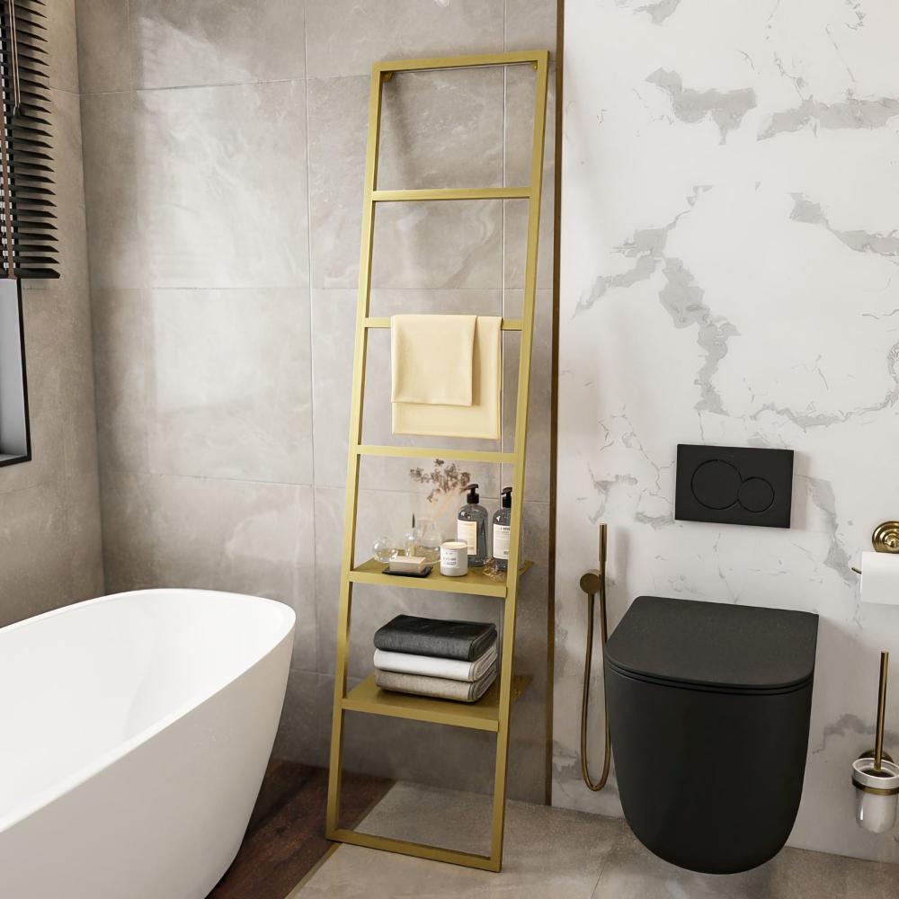 Modern bir banyo ortamına lüks ve sıcak bir dokunuş katan, iki raflı altın rengi merdiven tarzı havluluk.