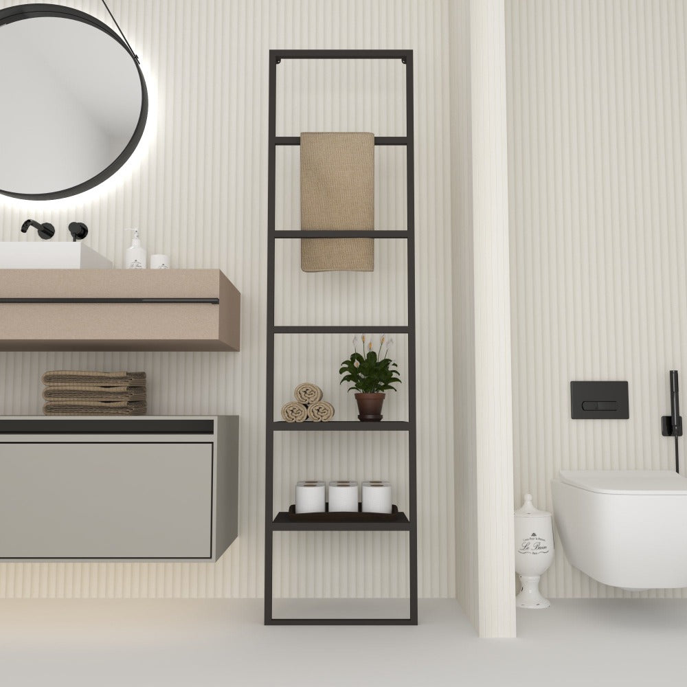 Minimalist dekora sahip bir banyo ortamında uzun duran, havlu ve aksesuarları düzenleyen, şık tasarımlı siyah metal merdiven tarzı havluluk.