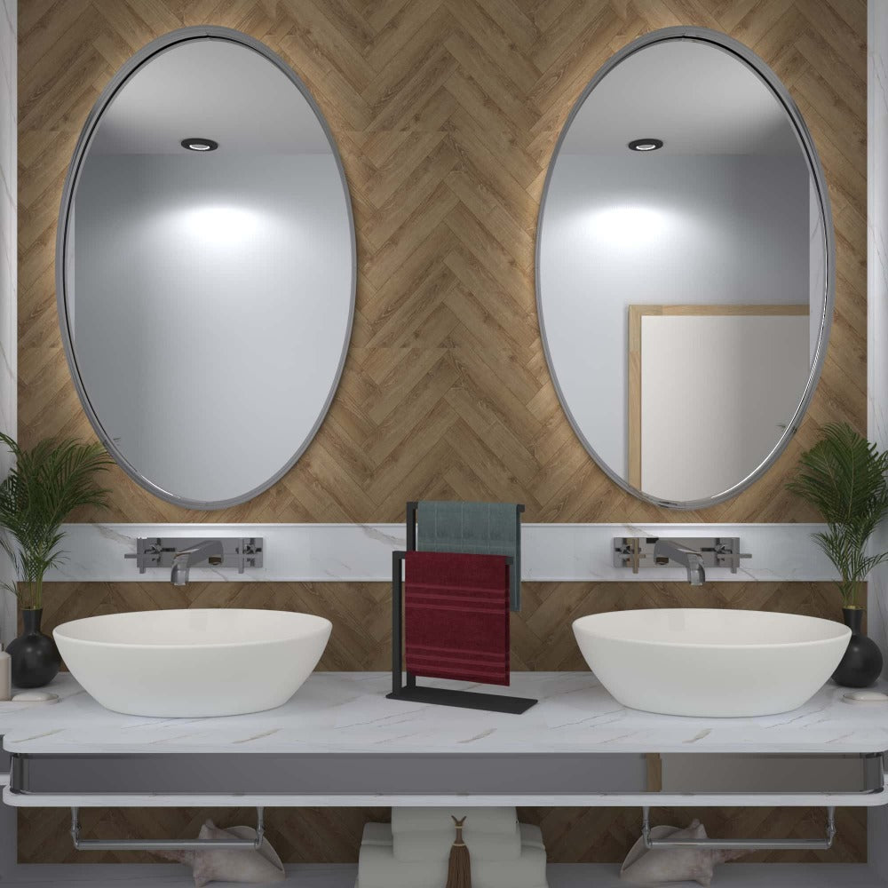 Ahşap vurgulu duvara sahip bir banyo tezgahında sergilenen minimalist siyah tezgah üstü havluluk, havlu düzenlemesi için kompakt tasarımını ve modern işlevselliğini vurguluyor.