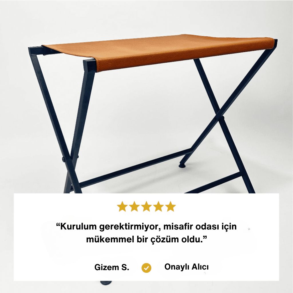 Katlanabilir bavul standı – kurulumsuz kullanım sunan, çelik ayaklı ve deri üst yüzeyli pratik misafir odası çözümü, müşteri memuniyeti yorumu ile birlikte.