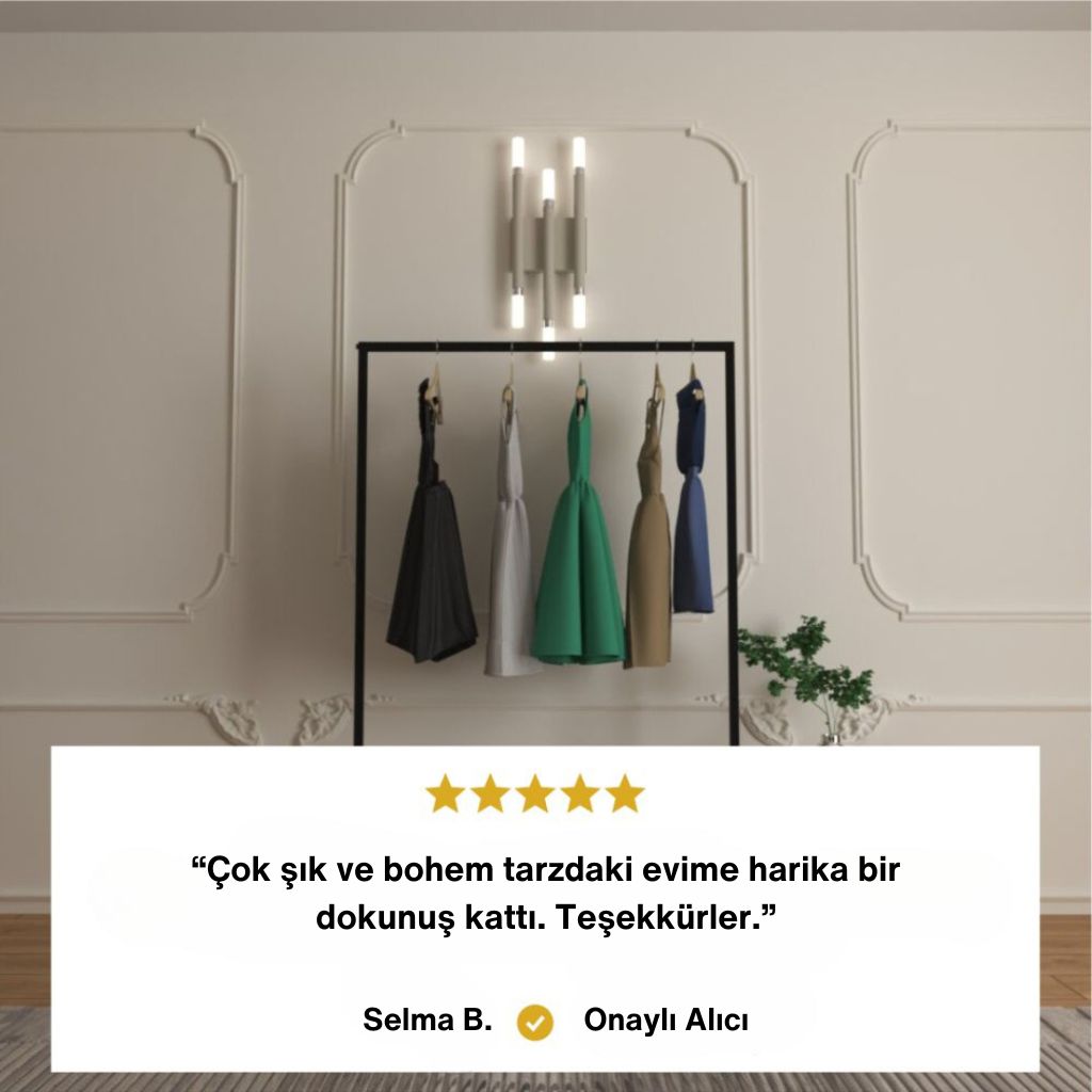 "Modern siyah elbise askısı üzerinde asılı elbiseler ve altında 5 yıldızlı müşteri memnuniyeti yorumu, bohem ev dekoruna uyumlu tasarım."