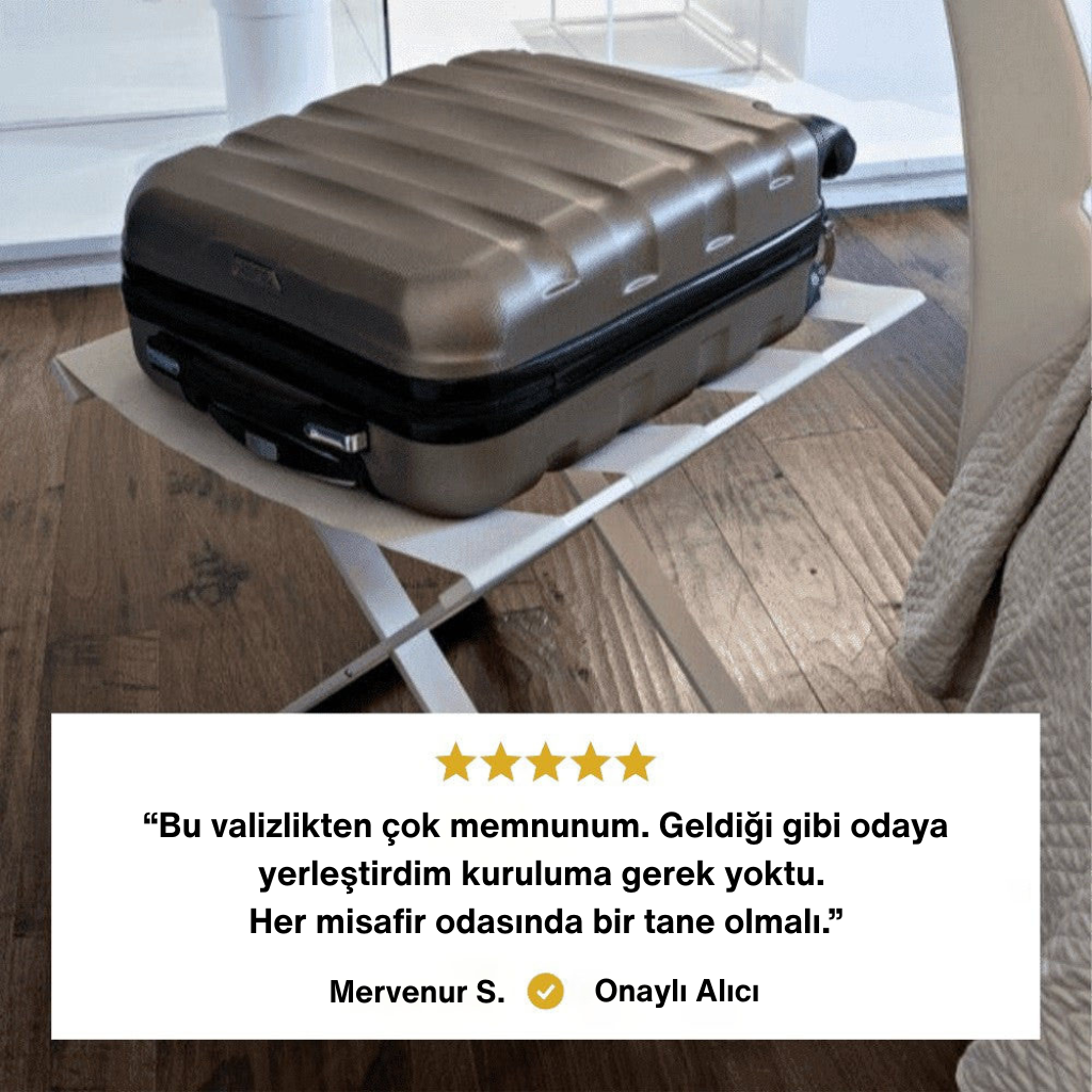 Valizlik üzerine koyulmuş bir bavul gösteren görselde, 5 yıldızlı müşteri yorumu: "Kuruluma gerek yoktu. Her misafir odasında bir tane olmalı." sözleriyle ürünün pratikliğini ve misafir odaları için uygunluğunu belirten onaylı alıcı geri bildirimi.