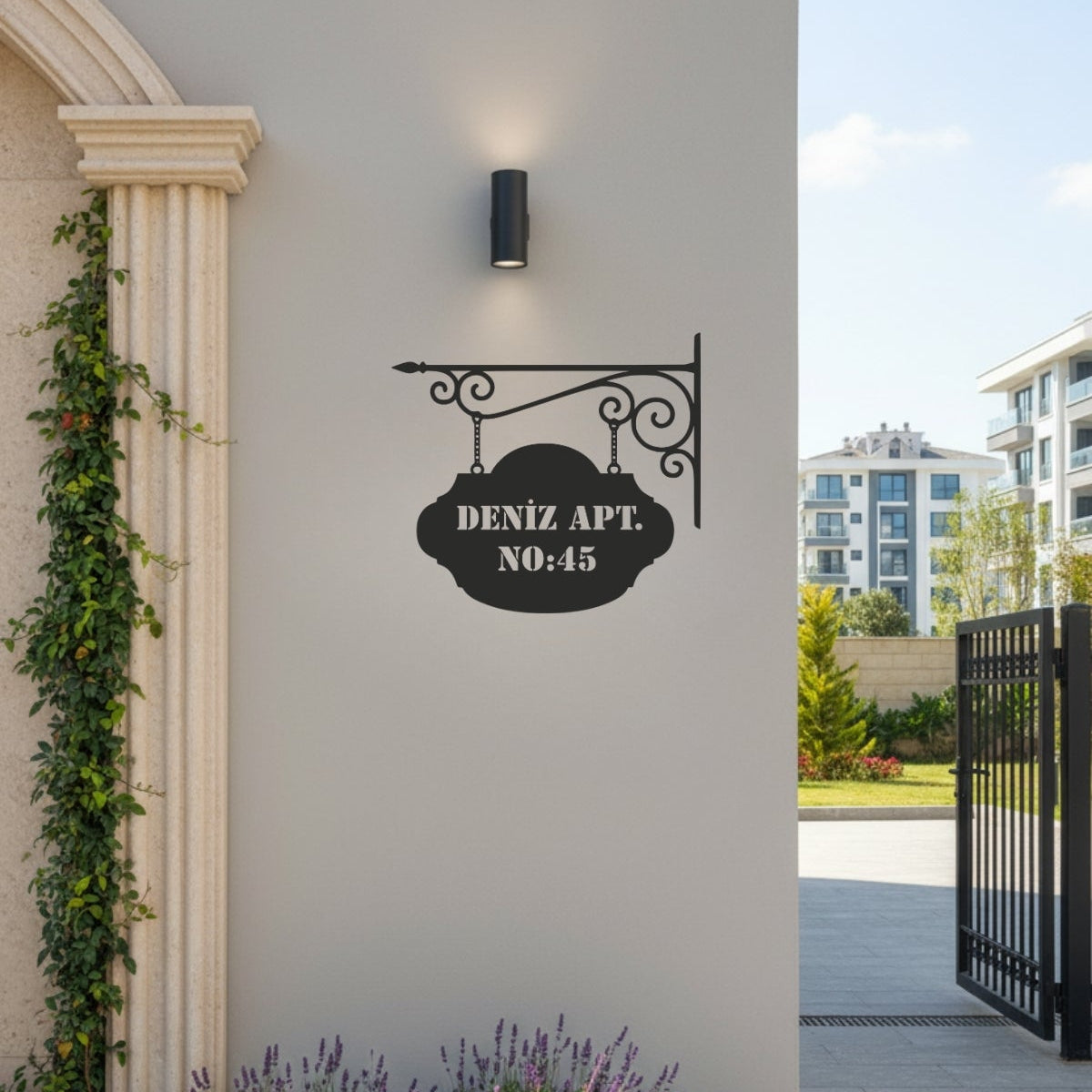 Klasik ferforje motifleri ve mızrak ucu detaylı askı kolu ile zenginleştirilmiş, estetik lazer kesim siyah metal adres tabelası tasarımı.