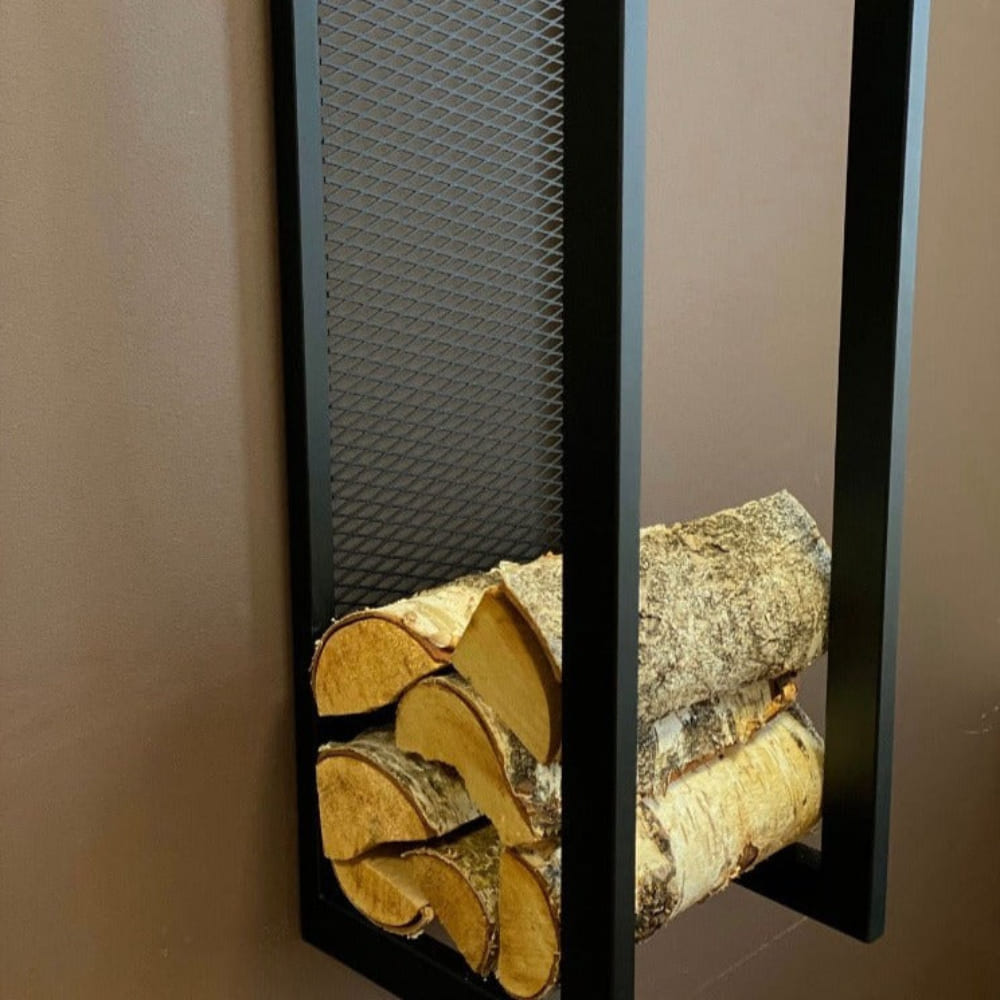Siyah metal çerçeveli ve file arkalı, içine düzenli bir odun istifi yerleştirilmiş modern, duvara monte bir odunluğun yakın çekimi.