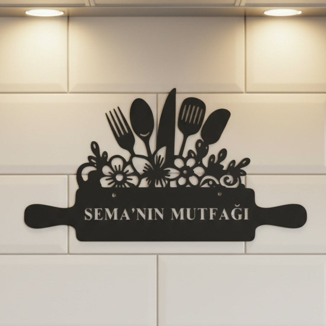 Çatal, kaşık, bıçak ve çiçek figürleriyle zenginleştirilmiş, oklava formunda tasarlanmış kişiye özel siyah metal mutfak dekoru.