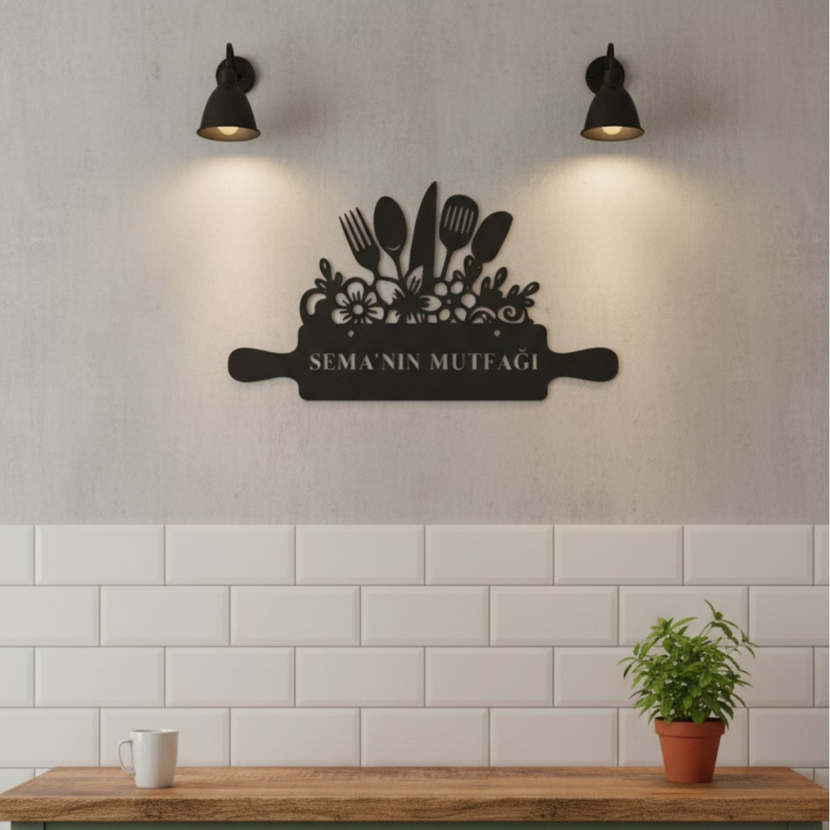 Çatal, kaşık, bıçak ve çiçek figürleriyle zenginleştirilmiş, oklava formunda tasarlanmış kişiye özel siyah metal mutfak dekoru.