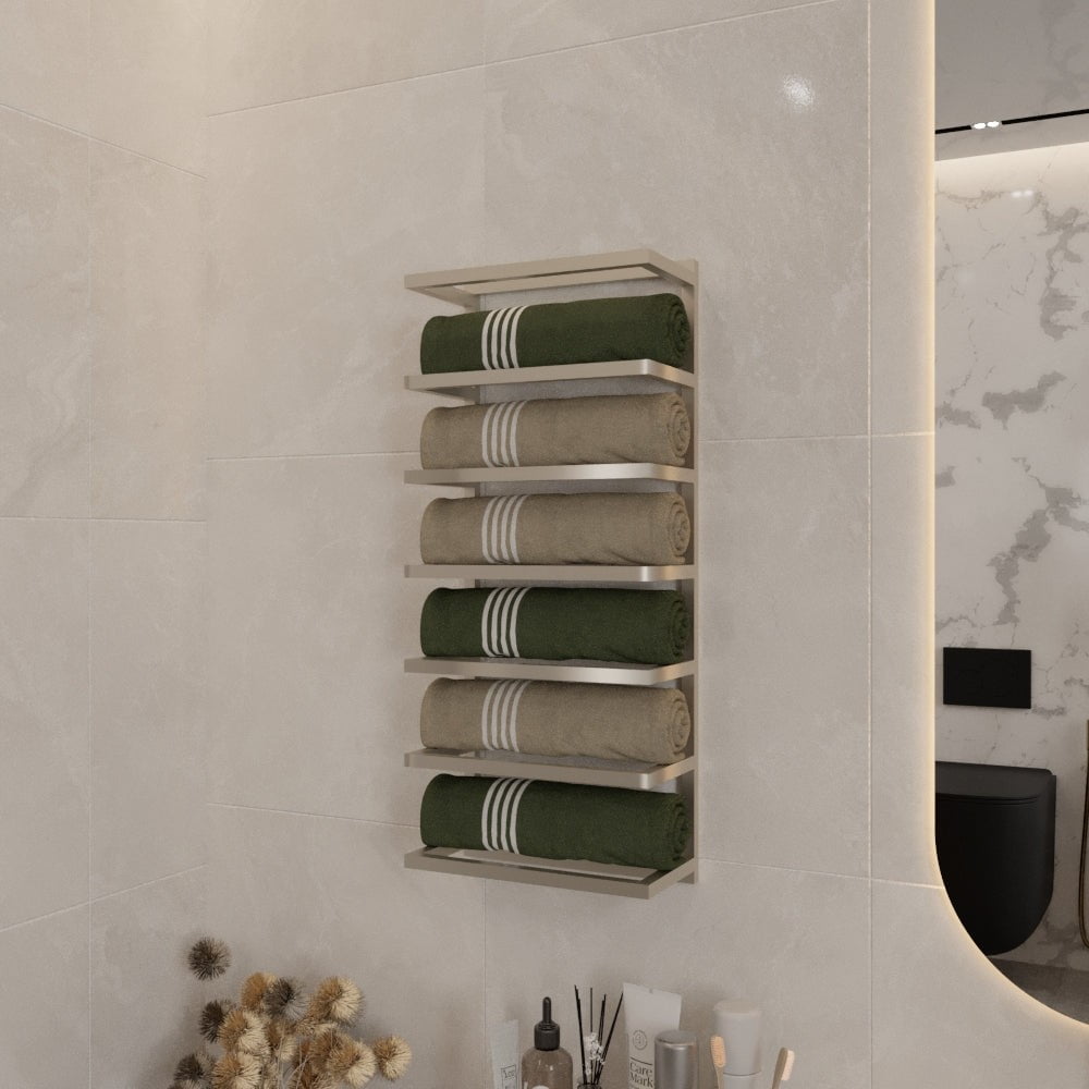 Açık renkli fayanslar ve minimalist dekorasyona sahip modern bir banyoda sergilenen, düzenli bir şekilde rulo yapılmış yeşil ve bej havluları tutan, duvara monte saten nikel altı katlı bir havluluk.