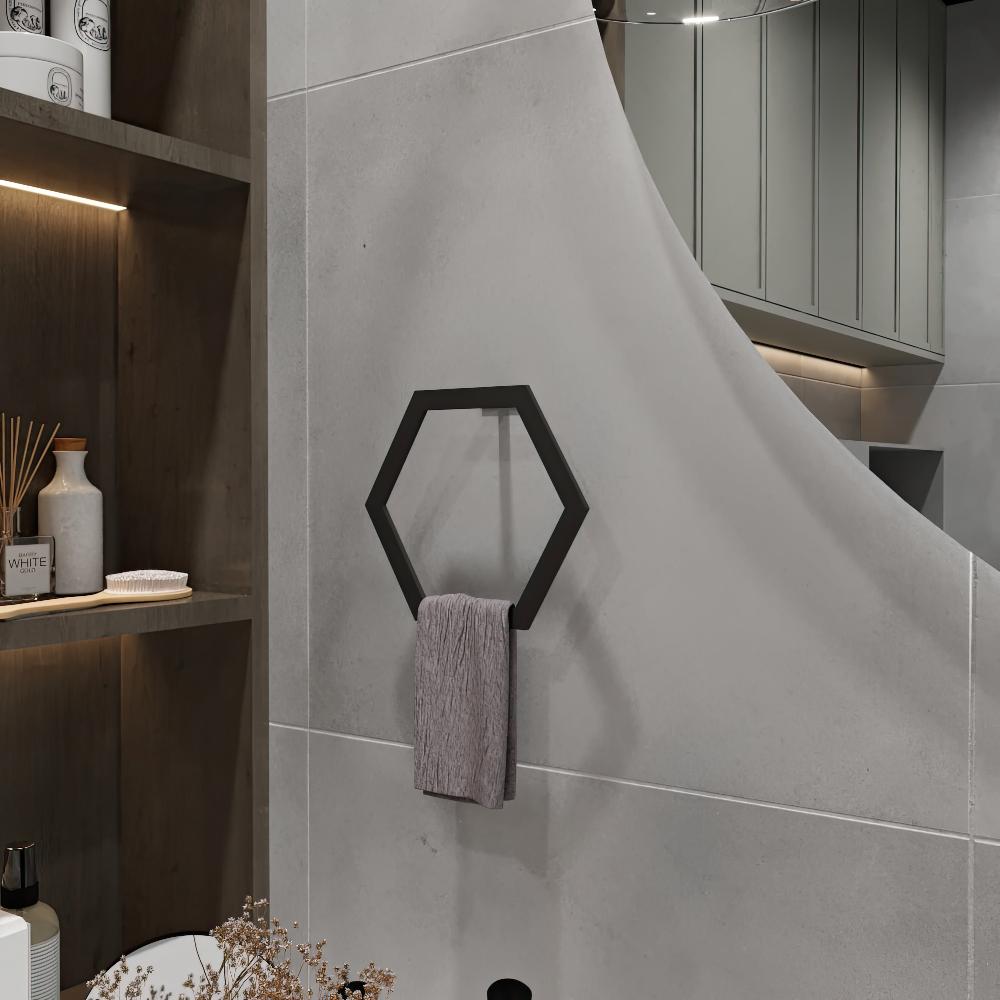 Gri bir banyo duvarına monte edilmiş, gri bir havluyu tutan, arka planda ahşap raflar ve modern aydınlatma bulunan siyah altıgen şeklinde bir havlu halkası.