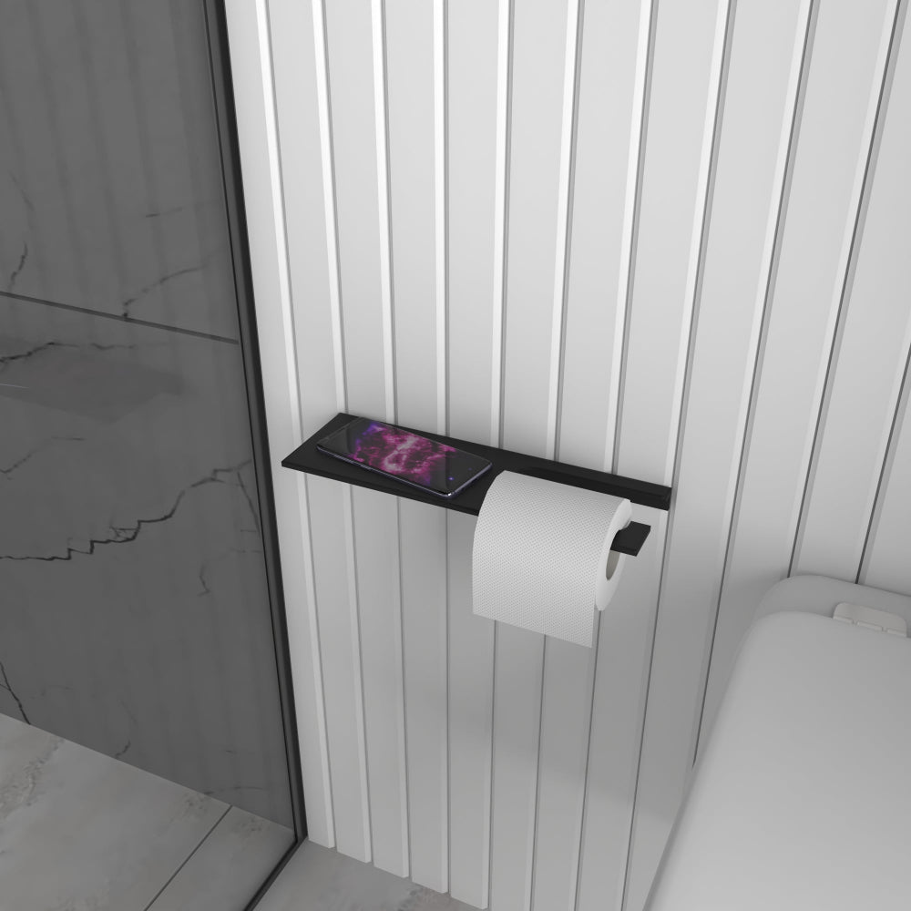 Modern, siyah, duvara monte bir banyo rafı, üzerinde bir akıllı telefon ve tuvalet kağıdı rulosu tutuyor. Raf, beyaz dikey panelli bir duvara monte edilmiş ve solunda gri mermer desenli bir duş alanı görülüyor. Sağ alt köşede ise beyaz bir tuvalet tankının bir kısmı yer alıyor.