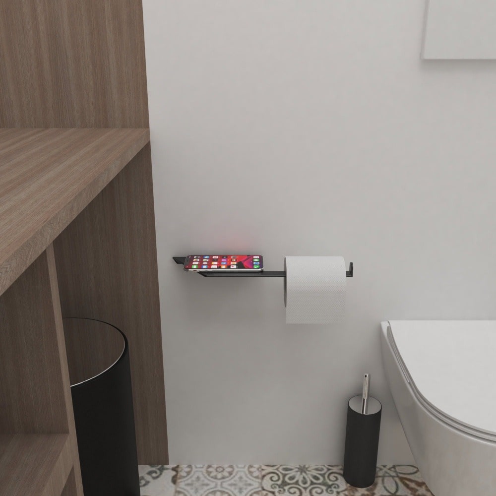 Ahşap bir dolabın ve dekoratif fayanslı zeminin yakınına monte edilmiş, siyah çok işlevli bir tuvalet kağıdı tutucusu ve rafı ile modern bir banyo sahnesi.