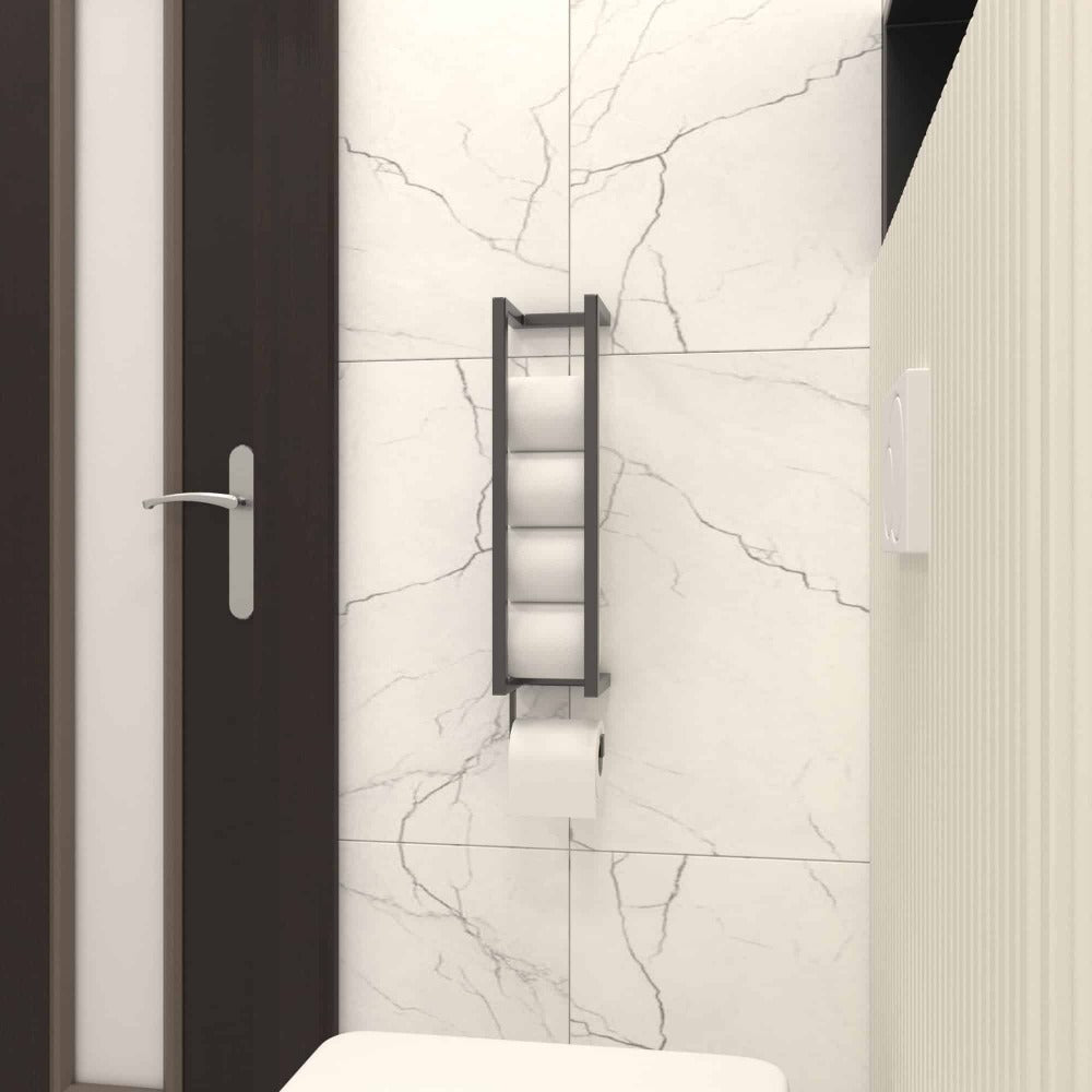Mermer desenli duvarlara karşı siyah duvara monte bir tuvalet kağıdı tutucusuyla modern bir banyo; rulolar dikey olarak düzenlenmiş ve ek bir rulo altta kullanım için konumlandırılmış.