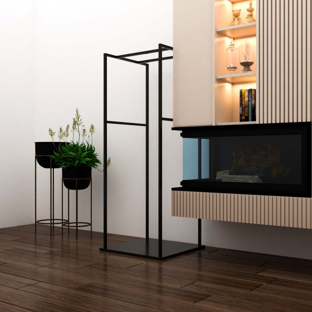 Ahşap zemin, dekoratif bitkiler, çağdaş bir şömine ve dekoratif objelerle aydınlatılmış rafların bulunduğu modern bir oturma odasına yerleştirilmiş, geometrik ve minimalist tasarımlı zarif siyah metal bir odunluk.