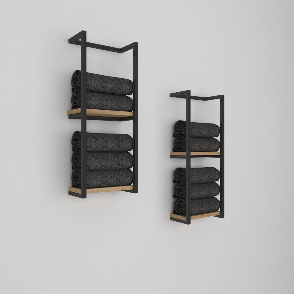 Temiz beyaz bir arka plana karşı sergilenen, açık ahşap tabanlı, koyu gri havluları düzenli bir şekilde tutan minimalist siyah metal duvara monte havlu rafları.