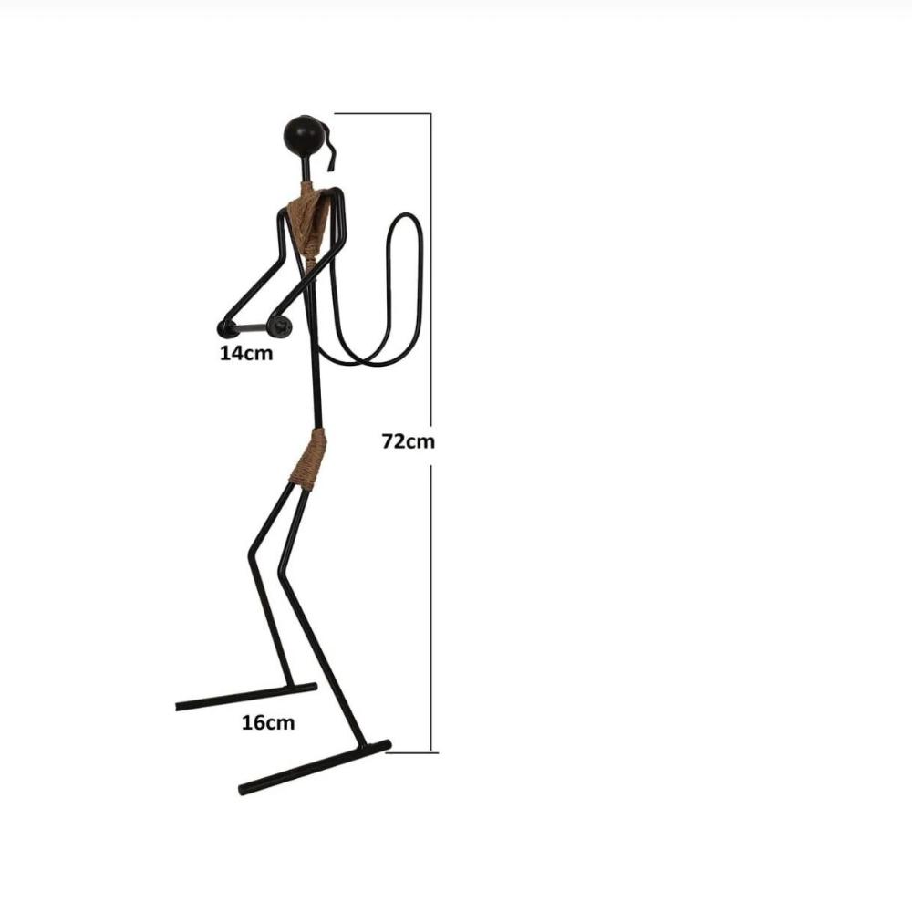 Minimalist bir figür şeklinde, 72 cm yüksekliğinde, 16 cm genişliğinde ve 14 cm derinliğinde boyutları etiketlenmiş siyah metal tuvalet kağıdı tutucu.