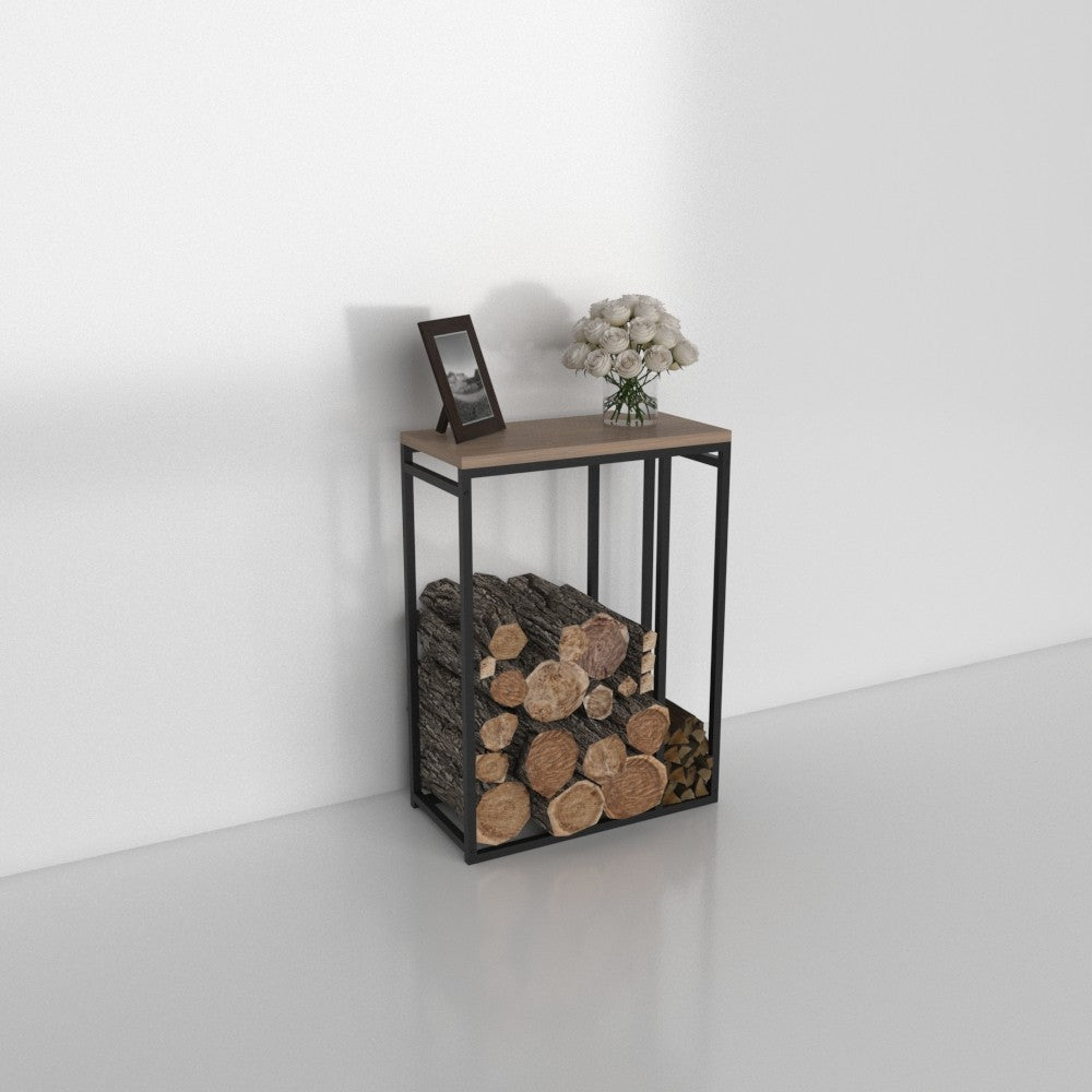 Doğal ışık alan modern bir alanda, içine düzenli bir şekilde istiflenmiş kütüklerin bulunduğu, ahşap tablası olan minimalist siyah metal bir odunluk.