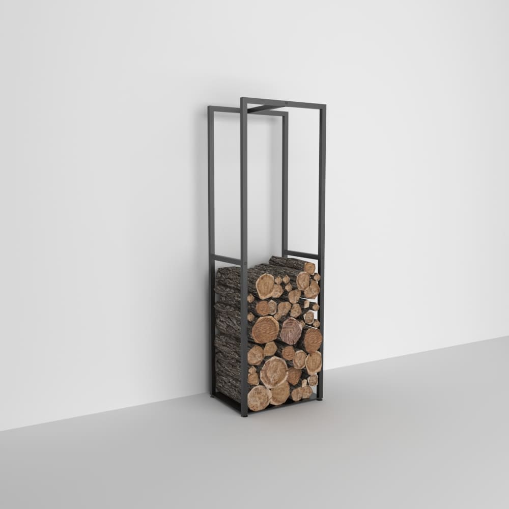 Düz beyaz bir duvara yaslanmış, içine istiflenmiş kütüklerin doldurulduğu zarif siyah metal bir odunluk. Minimalist tasarım, temiz çizgileri ve işlevselliği vurguluyor.