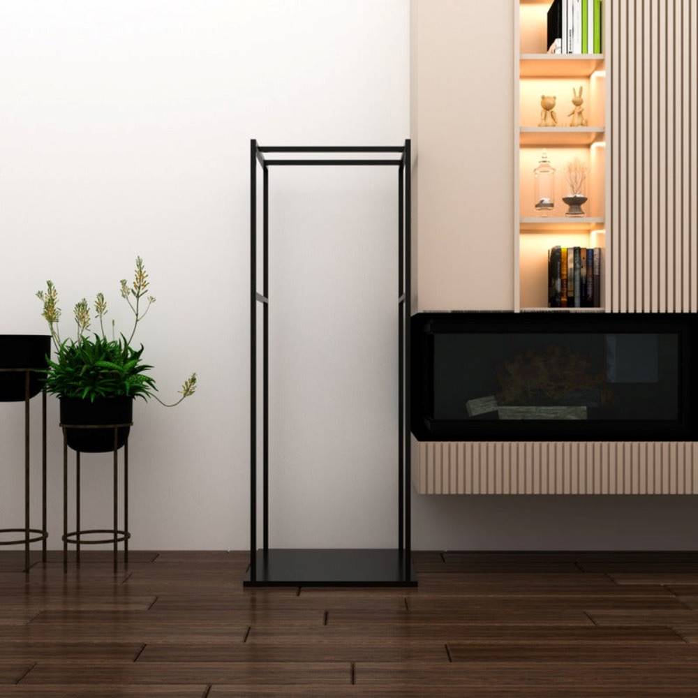 Ahşap zemin, dekoratif bitkiler, şık bir şömine ve dekoratif objelerle aydınlatılmış rafların bulunduğu çağdaş bir oturma odasında boş duran, minimalist ve modern tasarımlı siyah metal bir odunluk.