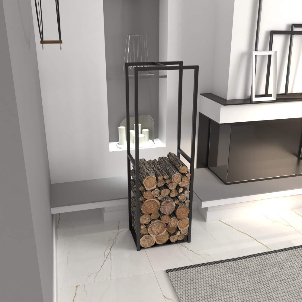 Gri duvarlar ve açık renk mermer zeminli modern bir iç mekanda konumlandırılmış, içine istiflenmiş kütüklerle dolu siyah metal bir odunluk. Oda, mumlar, çerçeveli dekorlar ve minimalist bir estetikle donatılmış gömme bir rafa sahiptir.
