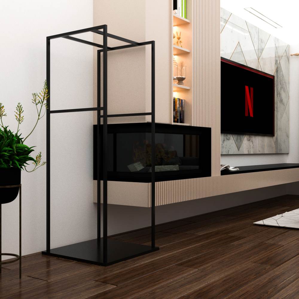 Ahşap zeminler, dekoratif bir bitki, şık bir şömine ve Netflix logolu duvara monte edilmiş bir televizyonun bulunduğu şık bir oturma odasına yerleştirilmiş, minimalist tasarımlı modern siyah metal bir odunluk, çağdaş bir ambiyans yaratıyor.