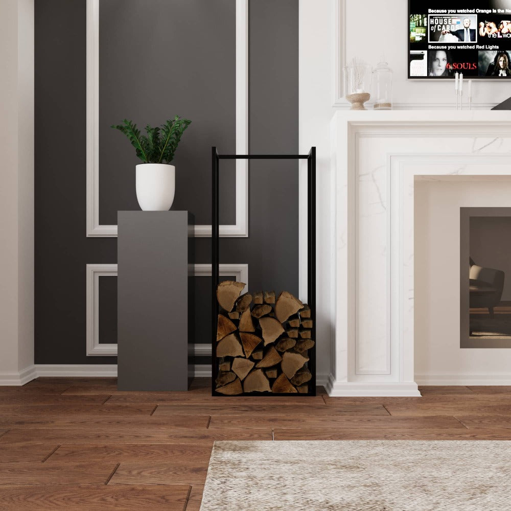 Koyu gri duvarlar, beyaz pervazlar ve ahşap zeminli modern bir oturma odasında, içine odunların doldurulduğu minimalist siyah metal bir odunluk.