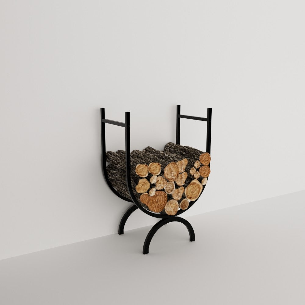 Minimalist siyah metal, şık oval tasarımlı bir odunluk, beyaz bir arka plana karşı düzenli istiflenmiş odunları sergiliyor.