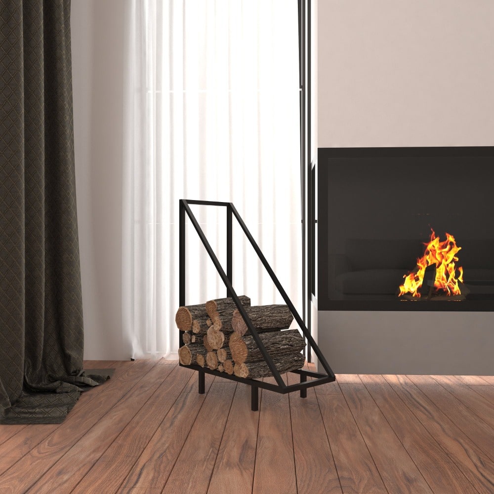 Modern bir oturma odasında, yanan bir şöminenin yanında konumlandırılmış, mekana işlevsellik ve zarafet katan, üçgen tasarımlı minimalist siyah metal bir odunluk.