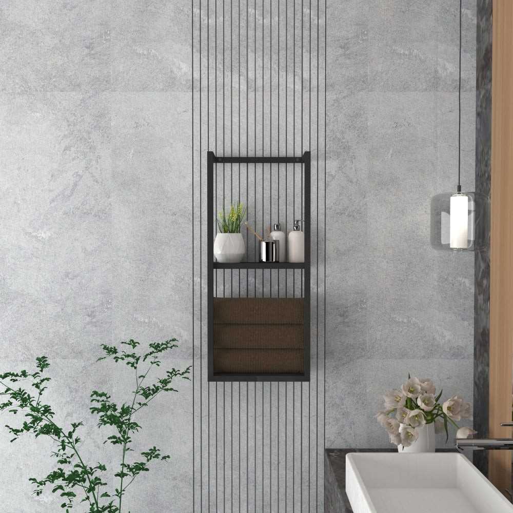 Lavabo alanının yanına monte edilmiş, rulo havluları ve minimalist dekoratif eşyaları sergileyen siyah yüzen raflı modern bir banyo.