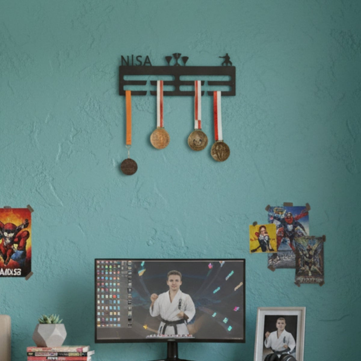 Üzerine dilediğiniz spor branşının figürü eklenebilen dekoratif siyah metal madalya standı.