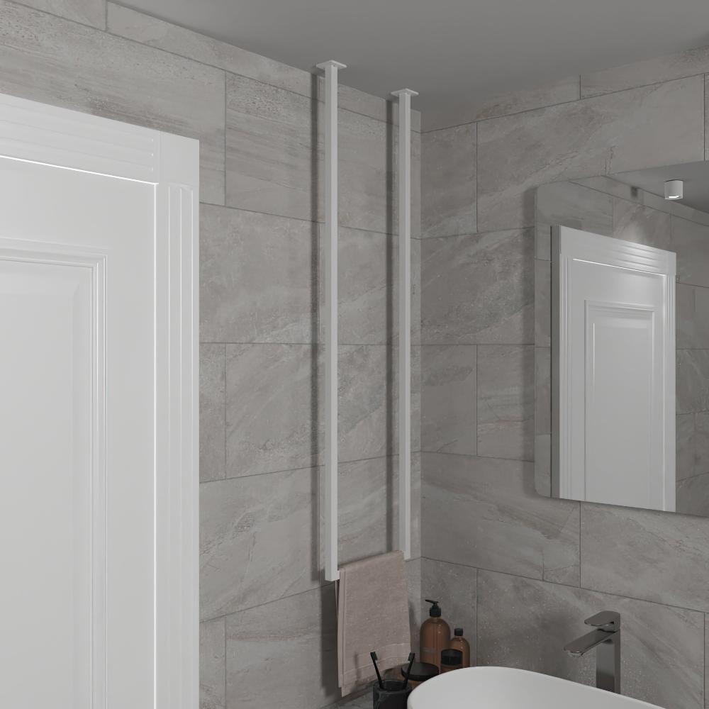 Açık gri fayanslı banyo duvarında, beyaz bir kapı ve aynanın yakınında tavandan monte edilmiş minimalist beyaz dikey havluluk. Şık tasarımı her banyo dekoruna modern bir dokunuş katıyor.