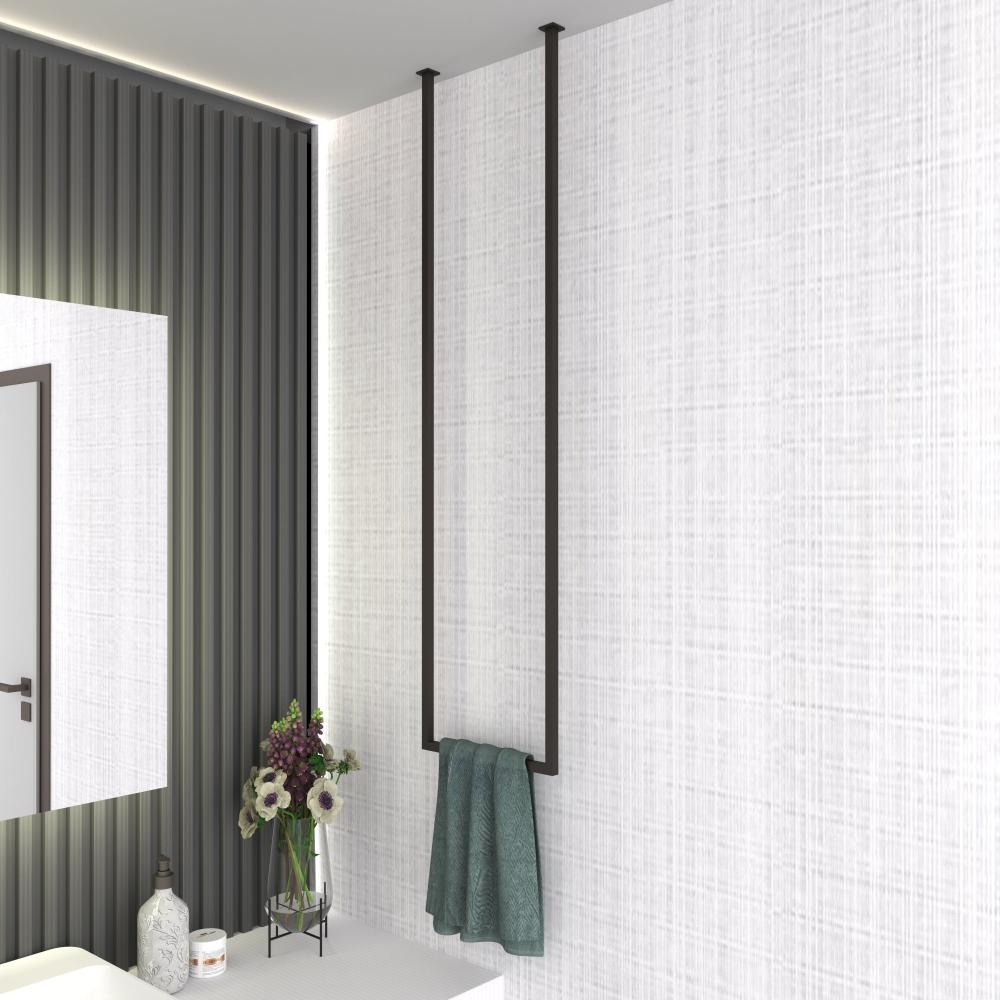 Tavan monteli havluluk, modern bir banyoda, beyaz dokulu bir duvarda, minimalist bir estetik için yeşil bir havluyu tutuyor.