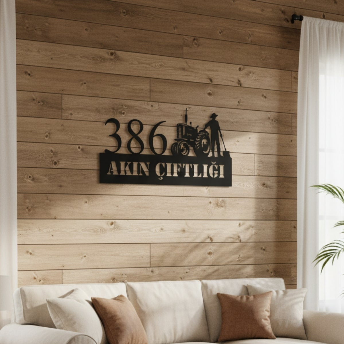 Çiftlik evi ve bahçe girişleri için tasarlanmış, traktör ve çiftçi silüeti içeren kişiye özel metal duvar dekoru.