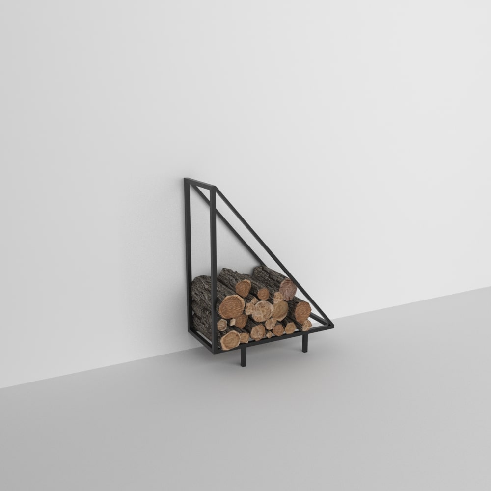Düz beyaz bir arka plana karşı sergilenen, içine kütüklerin doldurulduğu minimalist üçgen metal bir odunluk.