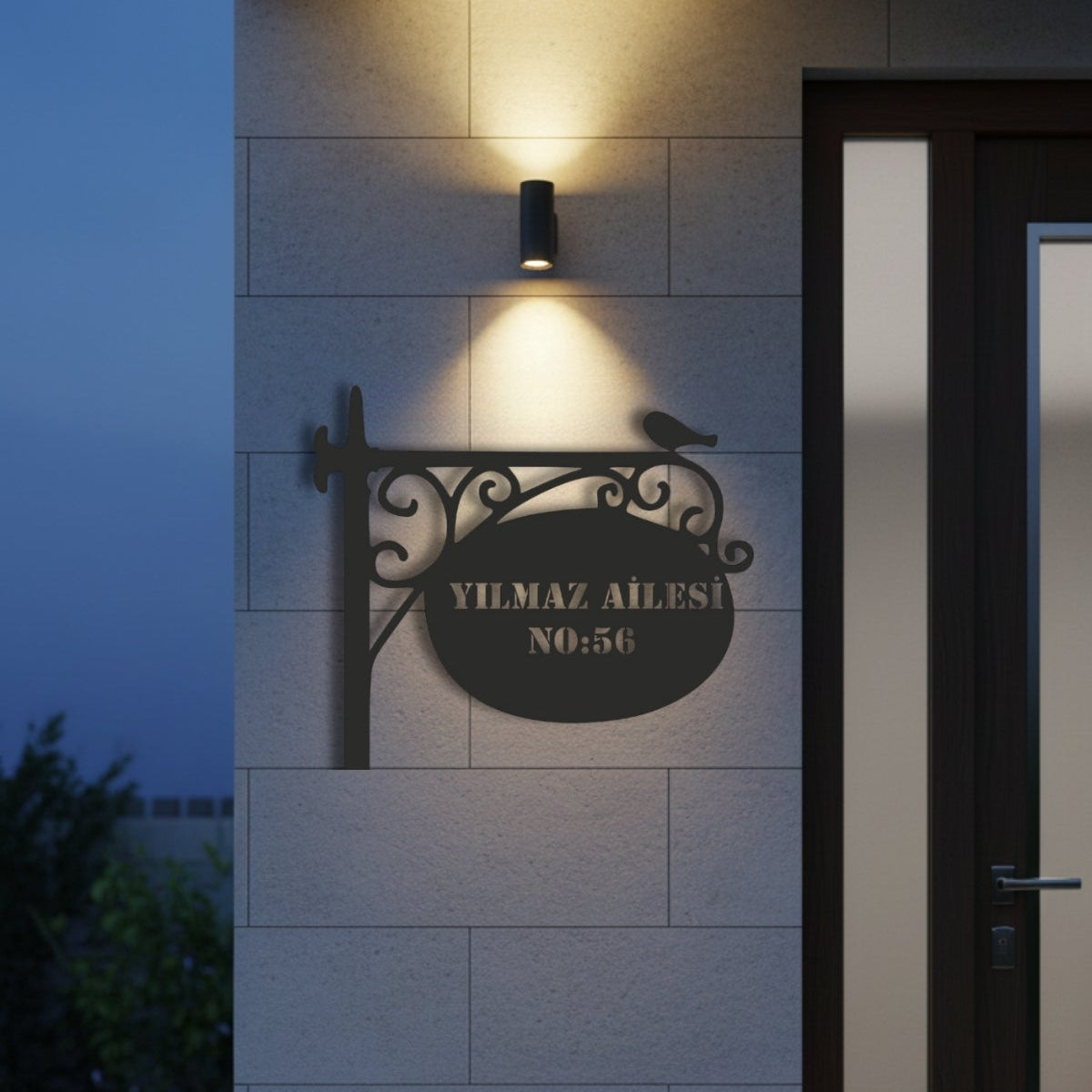Ev girişlerine, bahçe kapılarına veya villa duvarlarına nostaljik bir hava katan, kişiye özel hazırlanan dekoratif metal isimlik.