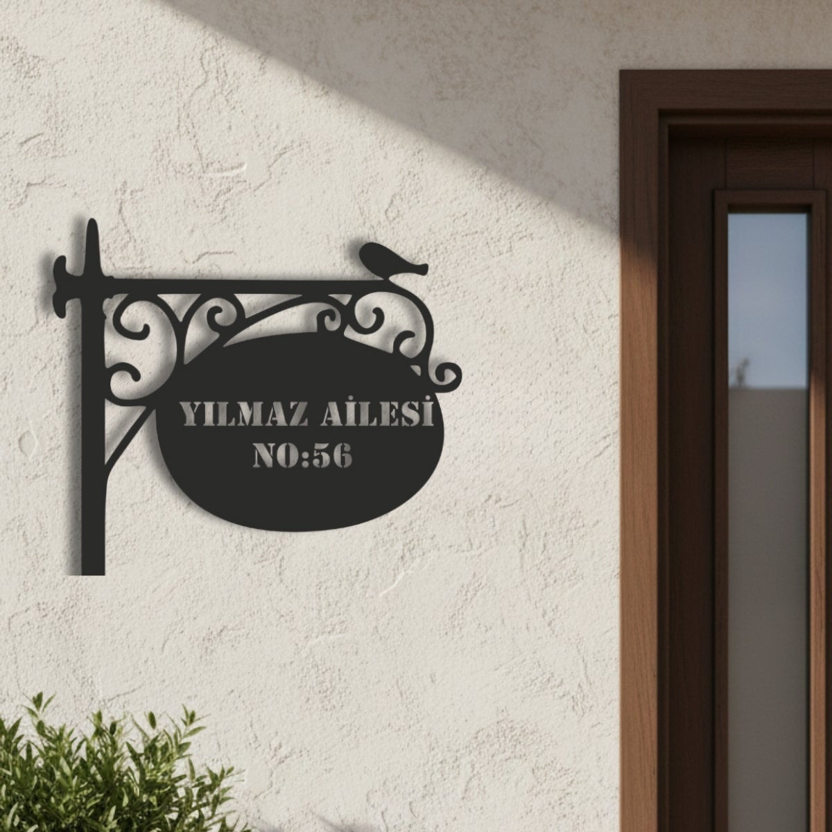 Yeni eve taşınanlar için aile soyadı ve numara yazılarak özelleştirilebilen, şık ve kalıcı bir metal duvar sanatı hediyesi.