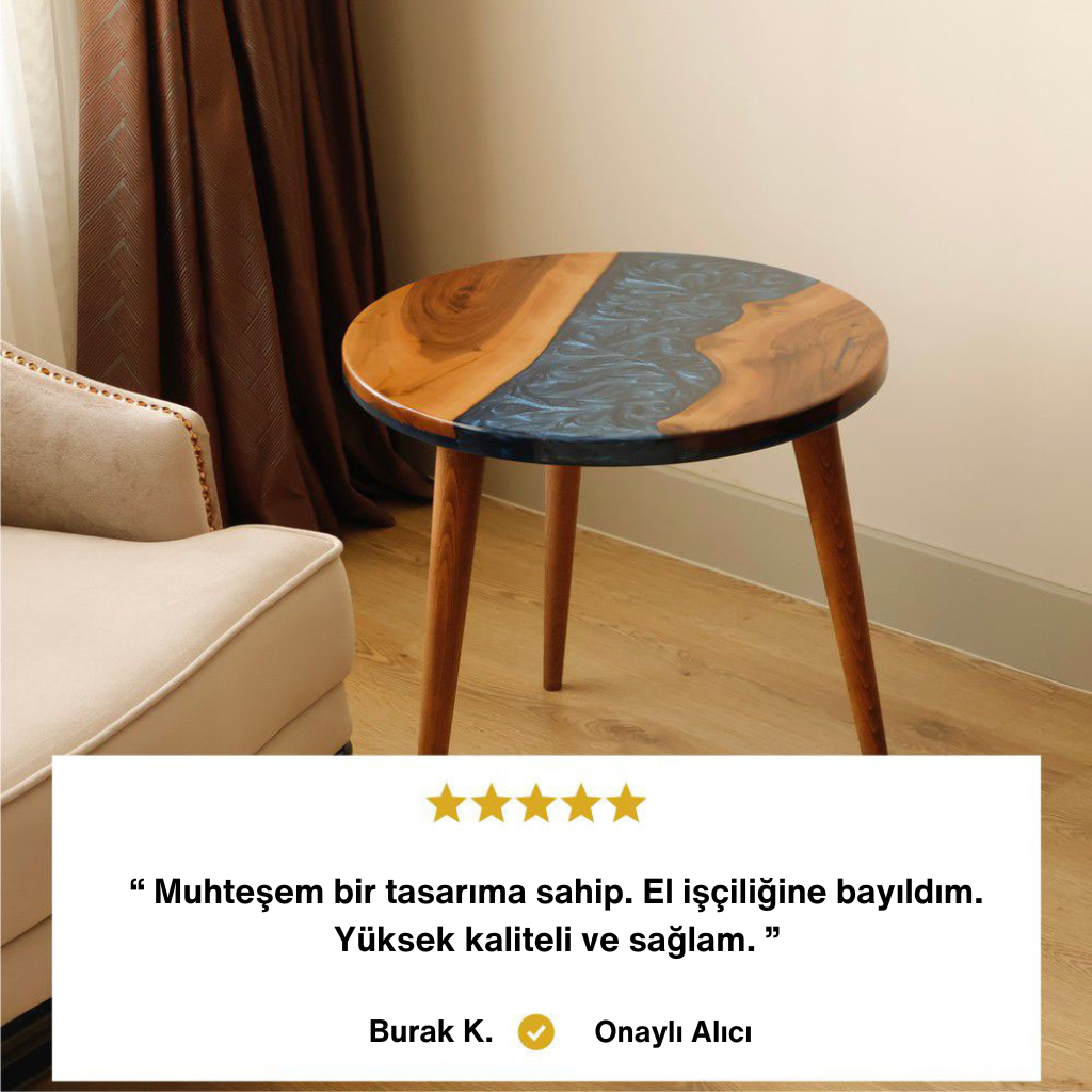 Yuvarlak ahşap ve mavi epoksi detaylı modern yan sehpa. Alt kısımda Burak K. adlı Onaylı Alıcı yorumu: "Muhteşem bir tasarıma sahip. El işçiliğine bayıldım. Yüksek kaliteli ve sağlam."