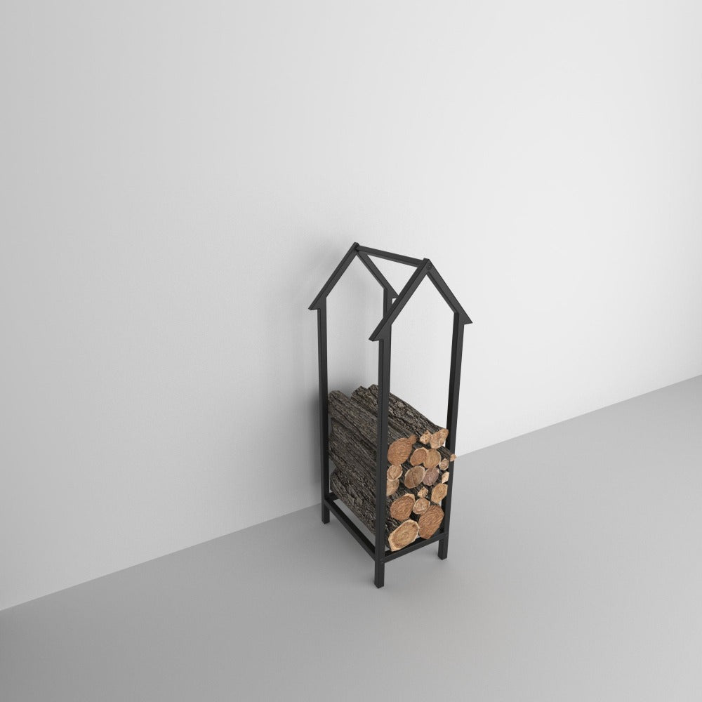 Minimalist beyaz bir duvara yaslanmış, içine düzenli bir şekilde istiflenmiş odunların doldurulduğu zarif ev şeklinde metal bir odunluk.