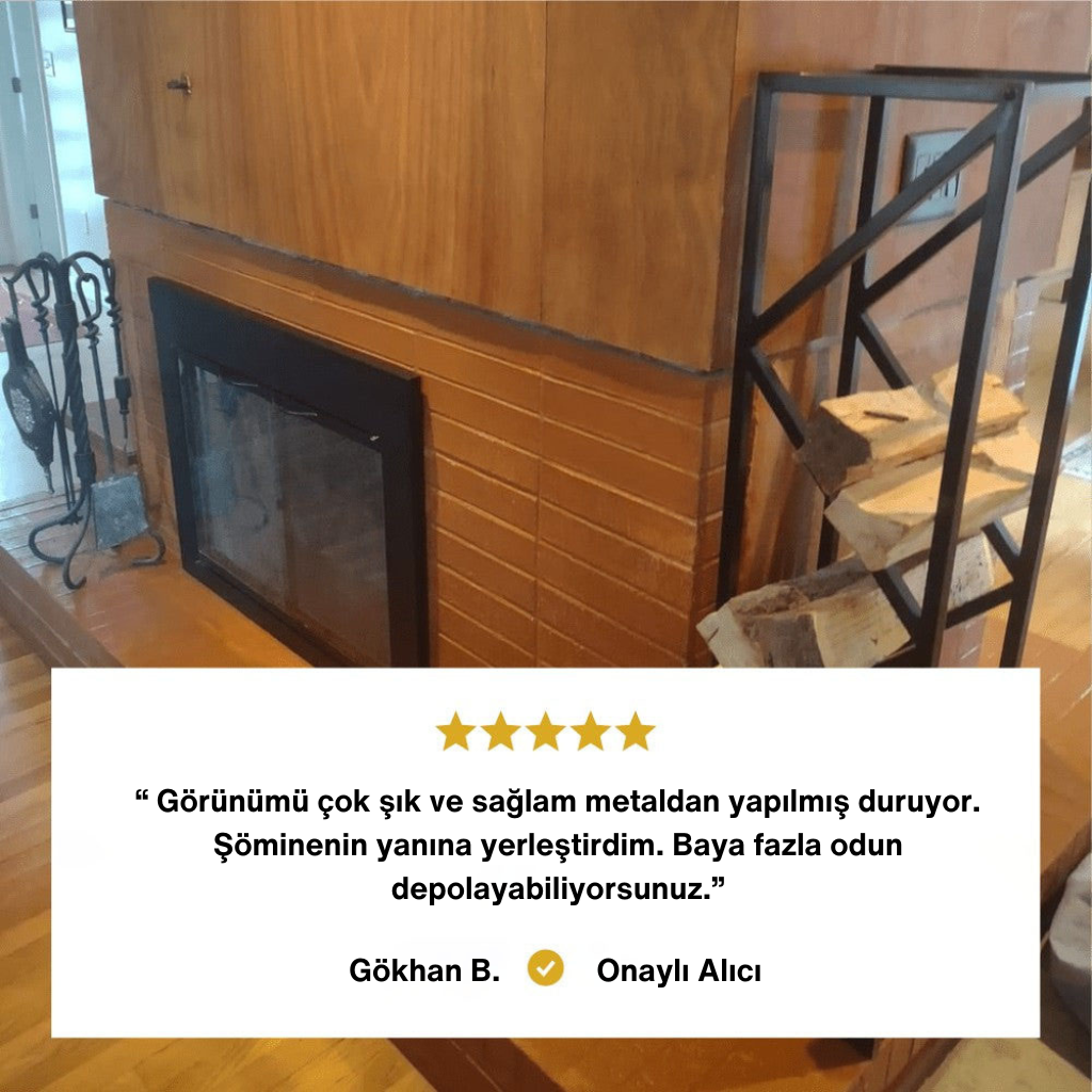Ahşap kaplama şöminenin yanında duran, zigzag raflı, siyah metal odunluk standı. İçine istiflenmiş kütükler. Alt kısımda Gökhan B. adlı Onaylı Alıcı yorumu: "Şık ve sağlam metalden yapılmış. Şöminenin yanına yerleştirdim, fazla odun depolayabiliyorsunuz."